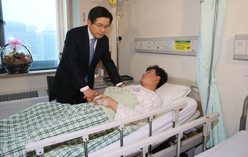 Prime Minister Hwang Kyo-ahn pays a visit to a police conscript who was injured during the Saturday rally at a hospital in Seoul, Monday.  (Yonhap)
