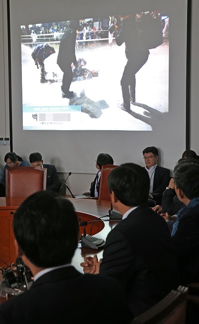 NPAD lawmakers watch a video footage of a protestor being doused with water cannons during the Saturday rally at a party meeting on Monday.  (Yonhap)
