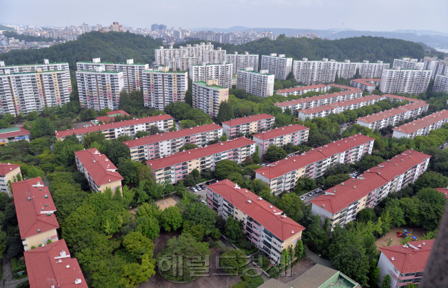 최근 양천구청이 목동 신시가지 단지에 대한 지구단위계획을 짜기 위한 용역에 착수하면서 소강상태였던 거래가 늘어나고 있다. 하지만 일각에선 추진주체 설립 등 본격적인 사업 단계는 아직 멀었다는 신중론이 제기된다. 사진은 목동 신시가지 아파트 단지 모습. [사진=헤럴드경제DB]
최근 양천구청이 목동 신시가지 단지에 대한 지구단위계획을 짜기 위한 용역에 착수하면서 소강상태였던 거래가 늘어나고 있다. 하지만 일각에선 추진주체 설립 등 본격적인 사업 단계는 아직 멀었다는 신중론이 제기된다. 사진은 목동 신시가지 아파트 단지 모습.     [헤럴드경제DB]
