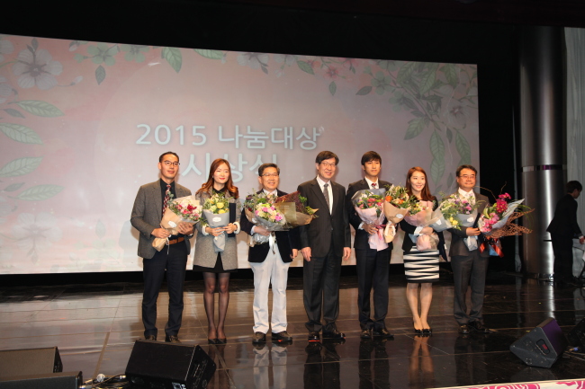 포스코1%나눔재단이 16일 포스코센터 서관 4층 아트홀에서 ‘제2회 감사나눔의 밤’ 행사를 개최하고 우수 봉사단체에 나눔대상을 수여했다. 사진은 (왼쪽부터)광양 외주기업 사랑봉사단, 포스코엠텍 비둘기봉사단, 포항제철소 생산기술부, 권오준 회장, 포스메이트 화재지킴이, 대우인터내셔널 미얀마 의료봉사, 광양제철소 도배봉사단.