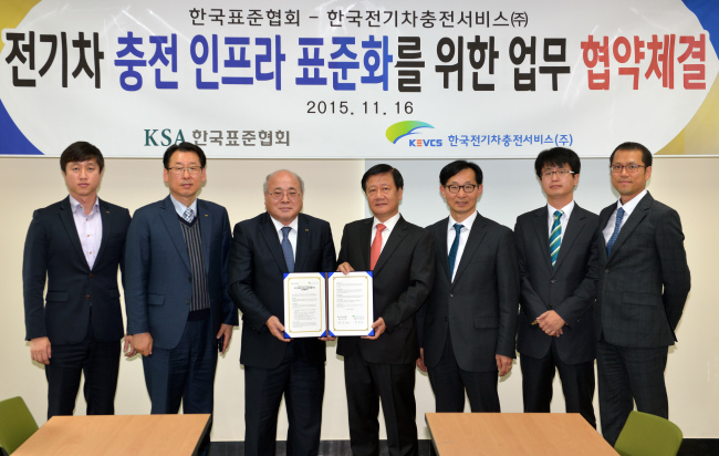 <YONHAP PHOTO-2747> 제주 전기차 충전 인프라 표준화 협약 (제주=연합뉴스) 김호천 기자 = 백수현 한국표준협회 회장과 박규호 한국전기차충전서비스 대표 등이 16일 오후 제주시에 있는 한국전기차충전서비스 본사에서 전기자동차 인프라 표준화를 위한 업무협약을 체결하고 나서 기념촬영을 하고 있다. 2015.11.16 khc@yna.co.kr/2015-11-16 17:43:58/ <저작권자 ⓒ 1980-2015 ㈜연합뉴스. 무단 전재 재배포 금지.>