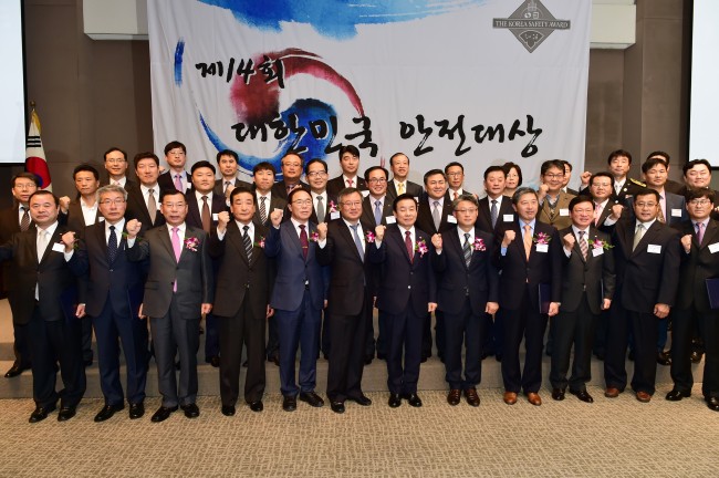 <YONHAP PHOTO-1972> 제14회 대한민국 안전대상 시상식 (서울=연합뉴스) 16일 오전 서울 중구 한국프레스센터 국제회의장에서 개최된 '제14회 대한민국 안전대상 시상식'에서 박인용 국민안전처 장관이 정부포상을 수여 후 참석자들과 기념촬영을 하고 있다. 2015.11.16 << 국민안전처 제공 >> photo@yna.co.kr/2015-11-16 14:21:52/ <저작권자 ⓒ 1980-2015 ㈜연합뉴스. 무단 전재 재배포 금지.>
<YONHAP PHOTO-1972> 제14회 대한민국 안전대상 시상식 (서울=연합뉴스) 16일 오전 서울 중구 한국프레스센터 국제회의장에서 개최된 '제14회 대한민국 안전대상 시상식'에서 박인용 국민안전처 장관이 정부포상을 수여 후 참석자들과 기념촬영을 하고 있다. 2015.11.16 << 국민안전처 제공 >> photo@yna.co.kr/2015-11-16 14:21:52/ <저작권자 ⓒ 1980-2015 ㈜연합뉴스. 무단 전재 재배포 금지.>