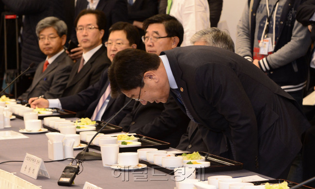 윤상직 산업통상부 장관이 17일 오전 서울 여의도 국회에서 열린 정기국회 주요 현안 긴급 당정 간담회에 참석해 인사하고 있다.
박해묵 기자/mook@heraldcorp.com