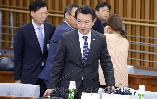 강신명 경찰청장이 17일 오전 서울 여의도 국회에서 열린 새누리당 원내대책회의에 참석하고 있다.박해묵 기자/mook@heraldcorp.com