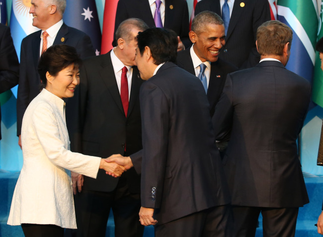 President Park Geun-hye shakes hands with Japanese Prime Minister Shinzo Abe during the G20 Summit in Antalya, Turkey, on Sunday. (Yonhap)
