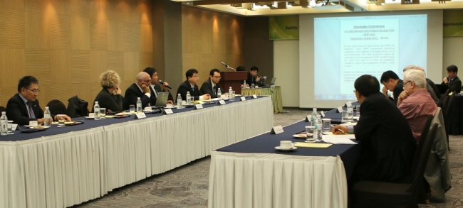 방폐물 안전 국제심포지움에 참석한 9개국 전문가들이‘ 경주 컨센서스’ 내용을 협의하고 있다.  [사진제공=한국원자력환경공단]