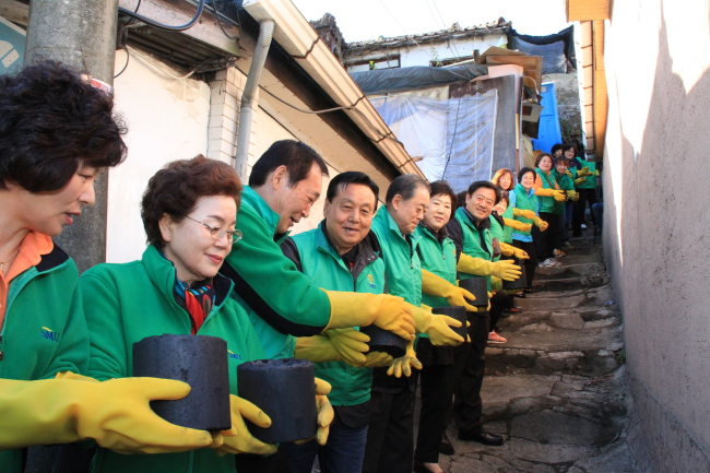 <YONHAP PHOTO-1929> 사랑의 연탄, 쌀 보내기 (서울=연합뉴스) 17일 오후 서울 노원구 상계동 주택가에서 새마을운동중앙회, 새마을지도자서울시협의회가 개최한 ‘사랑의 연탄·쌀 보내기’ 행사에서 참가자들이 연탄을 배달하고 있다. 2015.11.17 << 새마을운동중앙회 >> seephoto@yna.co.kr/2015-11-17 18:19:13/ <저작권자 ⓒ 1980-2015 ㈜연합뉴스. 무단 전재 재배포 금지.>