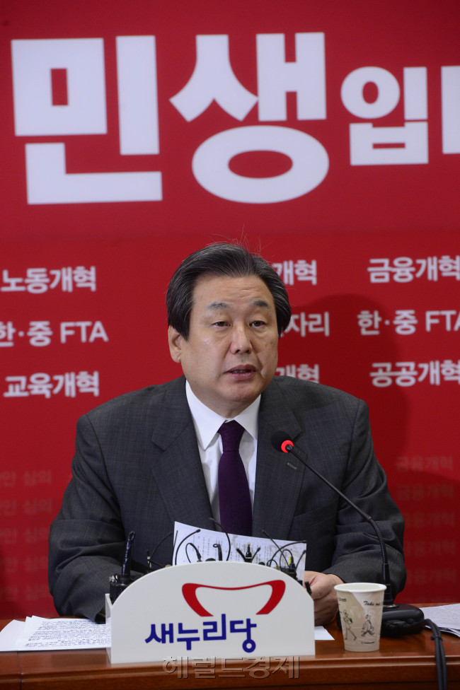 김무성 새누리당 대표가 18일 오전 서울 여의도 국회에서 열린 최고중진연석회의에서 모두발언을 하고 있다. 박해묵 기자/mook@heraldcorp.com
김무성 새누리당 대표가 18일 오전 서울 여의도 국회에서 열린 최고중진연석회의에서 모두발언을 하고 있다.
박해묵 기자/mook@heraldcorp.com