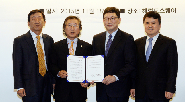 본사 외국어신문협회-해외문화홍보원 업무협약 체결./ 안훈 기자 rosedale@heraldcorp.com 2015.11.18
From left: Lee Chang-sup, president and publisher of The Korea Times; Lee Young-man, CEO of Herald Corp., publisher of The Korea Herald and chair of the Foreign Language Newspapers Association of Korea; Park Young-goog, director of the Korean Culture and Information Service; and Y.K. Abraham Kwak, CEO of Aju News Corp., pose after signing a memorandum of understanding at Herald Corp.’s headquarters in Seoul on Wednesday.   Ahn Hoon/The Korea Herald
From left: Lee Chang-sup, president and publisher of The Korea Times; Lee Young-man, CEO of Herald Corp., publisher of The Korea Herald and chair of the Foreign Language Newspapers Association of Korea; Park Young-goog, director of the Korean Culture and Information Service; and Y.K. Abraham Kwak, CEO of Aju News Corp., pose after signing a memorandum of understanding at Herald Corp.’s headquarters in Seoul on Wednesday.   Ahn Hoon/The Korea Herald