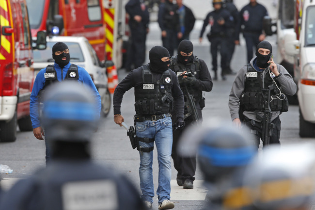<YONHAP PHOTO-3336> Hooded police officers walk in a street of Saint-Denis, near Paris, Wednesday, Nov. 18, 2015. A woman wearing an explosive suicide vest blew herself up Wednesday as heavily armed police tried to storm a suburban Paris apartment where the suspected mastermind of last week's attacks was believed to be holed up, police said. (AP Photo/Peter Dejong)/2015-11-18 17:57:07/ <저작권자 ⓒ 1980-2015 ㈜연합뉴스. 무단 전재 재배포 금지.>
Hooded police officers walk in a street of Saint-Denis, near Paris, Wednesday.   AP-Yonhap