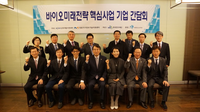 First Vice Minister Lee Suk-joon (fourth from left, first row) poses with officials from biotechnology firms. (Science Ministry)