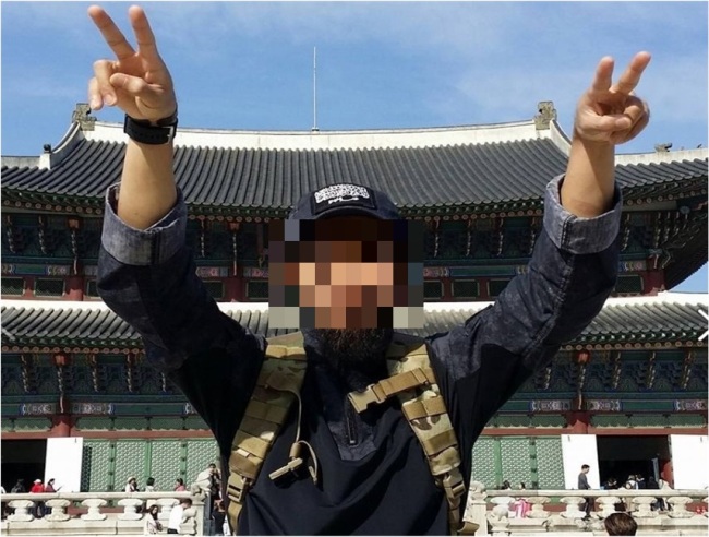 알누르사 상징 모자를 착용하고 경북궁 근정전 앞에서 촬영한 사진.［사진제공=경찰청］