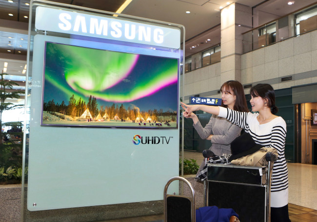 삼성전자가 이달초 한국의 관문인 인천국제공항 출입국장에 설치된 2010년형 LED TV 81대를 55인치 SUHD TV(UN55JS9000)로 교체해  ‘하이 다이나믹 레인지(HDR)’ 기술과 나노크리스털이 구현하는 초고화질 영상을 공항 이용객들에게 선보이고 있다.  삼성전자는 인천국제공항을 시작으로 김포공항과 KTX 역 24곳에 설치된 243대의 LED TV를 최신 SUHD TV로 전면 교체한다.	 [사진제공=삼성전자]
삼성전자가 이달초 한국의 관문인 인천국제공항 출입국장에 설치된 2010년형 LED TV 81대를 55인치 SUHD TV(UN55JS9000)로 교체해  ‘하이 다이나믹 레인지(HDR)’ 기술과 나노크리스털이 구현하는 초고화질 영상을 공항 이용객들에게 선보이고 있다.  삼성전자는 인천국제공항을 시작으로 김포공항과 KTX 역 24곳에 설치된 243대의 LED TV를 최신 SUHD TV로 전면 교체한다.	 [사진제공=삼성전자]