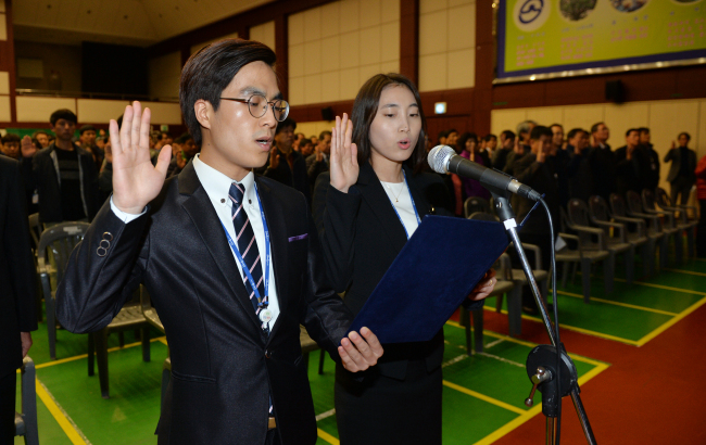 <YONHAP PHOTO-3249> 동대문구 공직자 행동강령 실천을 위한 결의대회 (서울=연합뉴스) 18일 오후 서울 동대문구청 대강당에서 열린 '공직자 행동강령 실천을 위한 결의대회'에서 직원 대표들이 결의문을 낭독하며 선서를 하고 있다. 2015.11.18 << 동대문구청 제공 >> photo@yna.co.kr/2015-11-18 17:21:05/ <저작권자 ⓒ 1980-2015 ㈜연합뉴스. 무단 전재 재배포 금지.>
<YONHAP PHOTO-3249> 동대문구 공직자 행동강령 실천을 위한 결의대회 (서울=연합뉴스) 18일 오후 서울 동대문구청 대강당에서 열린 '공직자 행동강령 실천을 위한 결의대회'에서 직원 대표들이 결의문을 낭독하며 선서를 하고 있다. 2015.11.18 << 동대문구청 제공 >> photo@yna.co.kr/2015-11-18 17:21:05/ <저작권자 ⓒ 1980-2015 ㈜연합뉴스. 무단 전재 재배포 금지.>