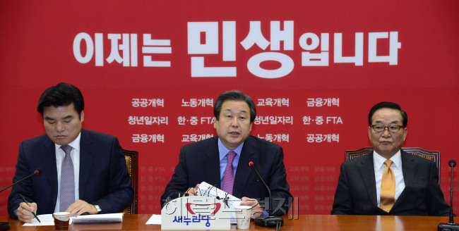 김무성 새누리당 대표가 19일 오전 서울 여의도 국회에서 열린 최고위원회의에서 모두발언을 하고 있다. 박해묵 기자/mook@heraldcorp.com
김무성 새누리당 대표가 19일 오전 서울 여의도 국회에서 열린 최고위원회의에서 모두발언을 하고 있다.(왼쪽) 이종걸 새정치민주연합 원내대표와 최재천 정책위의장이 19일 오전 서울 여의도 국회에서 열린 정책조정회의에서 이야기를 나누고 있다.
박해묵 기자/mook@heraldcorp.com