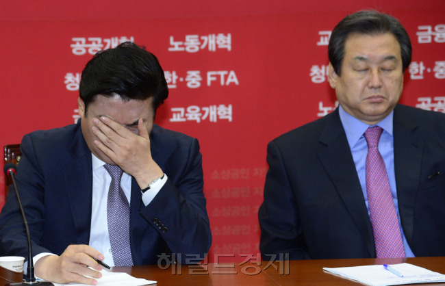 김무성(오른쪽) 새누리당 대표와 원유철 원내대표가 19일 오전 서울 여의도 국회에서 열린 최고위원회의에서 피곤한 모습을 보이고 있다. [박해묵 기자/mook@heraldcorp.com]