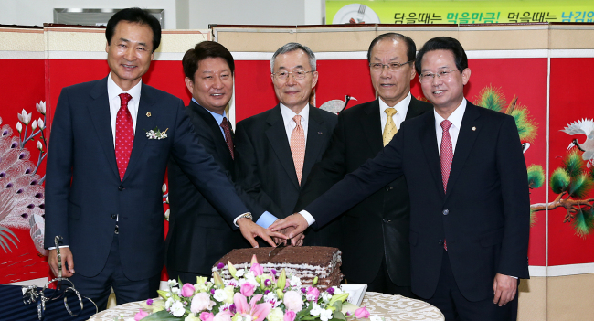 <YONHAP PHOTO-2974> '한국장학재단 대구 이전 개소식' (서울=연합뉴스) 18일 오전 대구 동구에서 열린 '한국장학재단 대구 이전 개소식'에서 황우여 사회부총리 겸 교육부 장관(오른쪽 두번째) 등이 기념 떡케이크를 자르고 있다. 신청사는 3천여㎡ 터에 연면적 1만 3천여㎡인 지하 4층·지상 9층 건물이다. 옛 교보생명 빌딩을 리모델링했다. 2015.11.18 << 교육부 제공 >> photo@yna.co.kr/2015-11-18 16:10:30/ <저작권자 ⓒ 1980-2015 ㈜연합뉴스. 무단 전재 재배포 금지.>
<YONHAP PHOTO-2974> '한국장학재단 대구 이전 개소식' (서울=연합뉴스) 18일 오전 대구 동구에서 열린 '한국장학재단 대구 이전 개소식'에서 황우여 사회부총리 겸 교육부 장관(오른쪽 두번째) 등이 기념 떡케이크를 자르고 있다. 신청사는 3천여㎡ 터에 연면적 1만 3천여㎡인 지하 4층·지상 9층 건물이다. 옛 교보생명 빌딩을 리모델링했다. 2015.11.18 << 교육부 제공 >> photo@yna.co.kr/2015-11-18 16:10:30/ <저작권자 ⓒ 1980-2015 ㈜연합뉴스. 무단 전재 재배포 금지.>