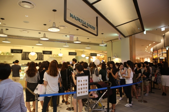 People line up at Magnolia Bakery at Hyundai Department Store in Pangyo, Gyeonggi Province.    Hyundai Department Store