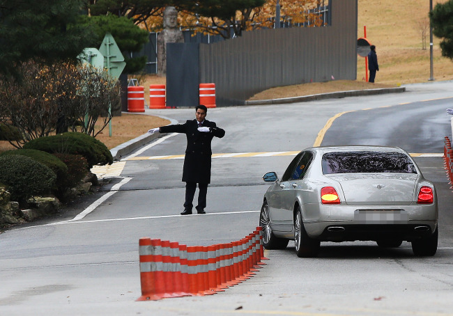 Samsung chairman Lee Kun-hee’s wife Hong Ra-hee’s vehicle enters the Samsung family’s burial ground in Yongin, Gyeonggi Province, Thursday.   Yonhap