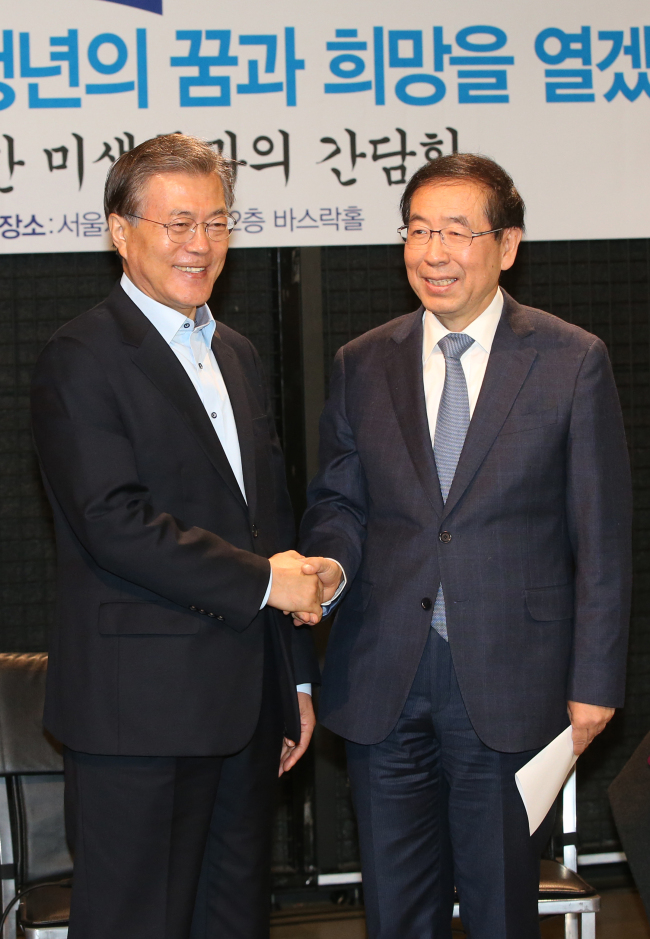 Seoul City Mayor Park Won-soon(right) and NPAD Chairman Rep. Moon Jae-in. Yonhap