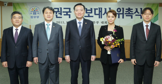 <YONHAP PHOTO-1876> 법무부 인권국 홍보대사 위촉식 (서울=연합뉴스) 19일 경기도 정부과천청사 법무부에서 열린 '인권국 홍보대사 위촉식'에서 김현웅 법무부 장관과 홍보대사로 위촉된 김원희 씨 등이 기념촬영을 하고 있다. 법무부는 김원희 씨가 심장병을 앓는 제3세계 아이들을 돕는 봉사활동을 하고, 인권침해신고센터 홍보 동영상 등에 출연하면서 인권옹호 정책에 많은 관심을 보였다고 설명했다. 2015.11.19 << 법무부 제공 >> photo@yna.co.kr/2015-11-19 16:37:20/ <저작권자 ⓒ 1980-2015 ㈜연합뉴스. 무단 전재 재배포 금지.>