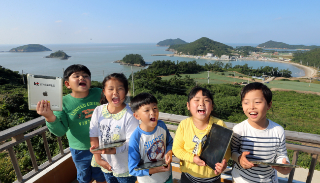 전라남도 신안군 임자도에 거주하는 어린이들이 기념사진을 찍고 있는 모습.