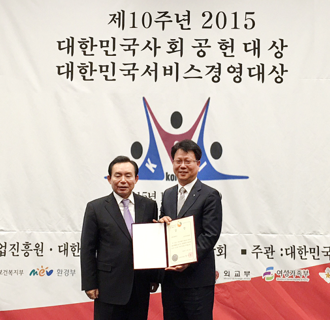 아시아나항공 김석제 사회공헌팀장(오른쪽)이 이인제 대한민국 사회공헌대상 대회장(왼쪽)으로부터 보건복지부장관상을 수상하고 기념촬영을 하고 있다.  [사진제공=아시아나항공]