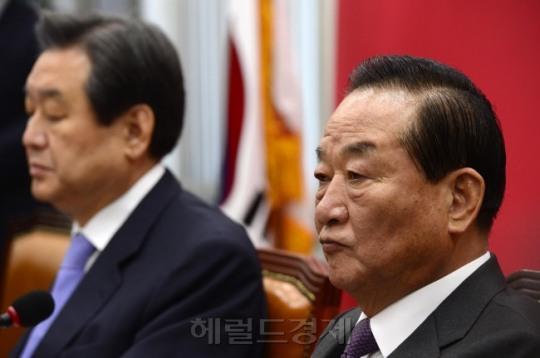 김무성 새누리당 대표와 서청원 최고위원이 지난 10월 8일 오전 서울 여의도 국회에서 열린 최고위원회의에서 굳은 표정으로 참석의원들의 발언을 경청하고 있다. 박해묵 기자/mook@heraldcorp.com