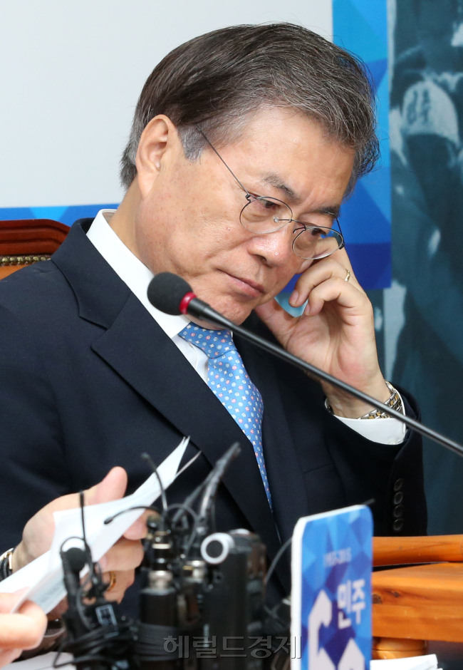 문재인 새정치민주연합 대표가 20일 오전 서울 여의도 국회에서 열린 최고위원회의에서 발언을 마친 뒤 굳은 표정을 짓고 있다. 박해묵 기자/mook@heraldcorp.com