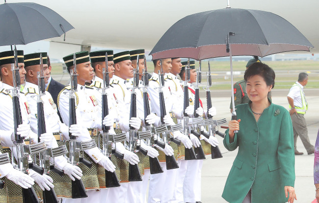 <YONHAP PHOTO-2067> 박 대통령, 말레이시아 도착 (쿠알라룸푸르=연합뉴스) 이정훈 기자 = 동아시아정상회의(EAS) 및 아세안(ASEAN)+3(한·중·일) 정상회의에 참석하는 박근혜 대통령이 20일 오후(현지시간) 말레이시아 쿠알라룸푸르 국제공항에 도착, 전용기에서 내린 뒤 도열병들의 경례를 받고 있다. 2015.11.20 uwg806@yna.co.kr/2015-11-20 15:04:41/ <저작권자 ⓒ 1980-2015 ㈜연합뉴스. 무단 전재 재배포 금지.>
President Park Geun-hye passes by an honor guard after arriving at Kuala Lumpur International Airport on Friday.   Yonhap
President Park Geun-hye passes by an honor guard after arriving at Kuala Lumpur International Airport on Friday.   Yonhap