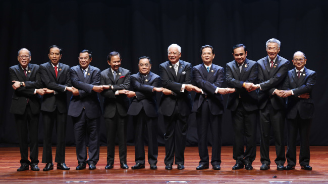 <YONHAP PHOTO-1049> ASEAN Leaders from left to right, Philippines' President Benigno Aquino III, Indonesia's President Joko Widodo, Cambodia's Prime Minister Hun Sen, Brunei's Sultan Hassanal Bolkiah, Laos' Prime Minister Thongsing Thammavong, Malaysian Prime Minister Najib Razak, Vietnam's Prime Minister Nguyen Tan Dung, Thailand's Prime Minister Prayut Chan-o-cha, Singapore's Prime Minister Lee Hsien Loong and Myanmar's President Thein Sein pose for photographs during opening ceremony of the Association of Southeast Asian Nations (ASEAN) summit in Kuala Lumpur, Malaysia, Saturday, Nov. 21, 2015. (AP Photo/Vincent Thian)/2015-11-21 13:38:58/ <저작권자 ⓒ 1980-2015 ㈜연합뉴스. 무단 전재 재배포 금지.>
The 10 Association of Southeast Asian Nations leaders including host Malaysian Prime Minister Najib Razak (sixth from left) pose for photographs during the opening ceremony of their summit in Kuala Lumpur on Saturday.    AP-Yonhap
The 10 Association of Southeast Asian Nations leaders including host Malaysian Prime Minister Najib Razak (sixth from left) pose for photographs during the opening ceremony of their summit in Kuala Lumpur on Saturday.    AP-Yonhap