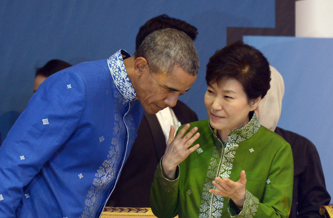 <YONHAP PHOTO-2446> 귀 기울이는 오바마 미국 대통령 (쿠알라룸푸르=연합뉴스) 백승렬 기자 = 박근혜 대통령이 21일 오후 말레이시아 쿠알라룸푸르 컨벤션센터에서 열린 동아시아정상회의(EAS) 갈라만찬에서 버락 오바마 미국 대통령과 대화하고 있다. 2015.11.21 srbaek@yna.co.kr/2015-11-21 23:42:36/ <저작권자 ⓒ 1980-2015 ㈜연합뉴스. 무단 전재 재배포 금지.>
President Park Geun-hye talks to U.S. President Barack Obama on Saturday at a gala dinner of the East Asia Summit in Kuala Lumpur, Malaysia.   Yonhap
President Park Geun-hye talks to U.S. President Barack Obama on Saturday at a gala dinner of the East Asia Summit in Kuala Lumpur, Malaysia.   Yonhap