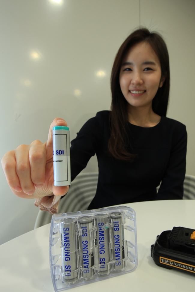 GIANT CAR-BATTERY MARKET — A model showcases Samsung SDI’s cylinder-shape lithium-ion batteries, which will be supplied to Chinese electric vehicle firm JAC. The batteries will power the firm’s new iEV6S electric SUV with a drive capacity of about 250 kilometers on a full charge. (Samsung SDI)