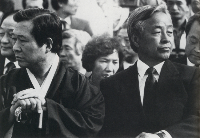 　Kim Young-sam (right) and Kim Dae-jung look away from each other at an event in October 1987. The two had discussed joining candidacy to go up against ex-general Roh Tae-woo in the December presidential election the same year, but failed in the coalition. The Kims ran separately and Roh was elected the 13th president. Yonhap