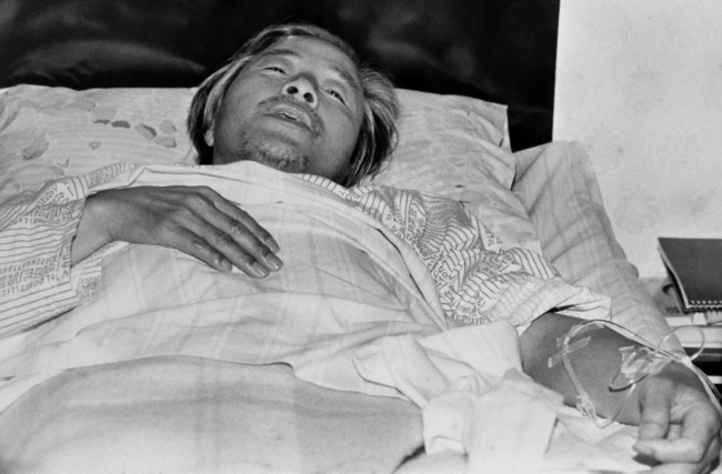 　Kim Young-sam lies in bed as he carries out a hunger strike that lasted 23 days against the dictatorship of former President Chun Doo-hwan in May, 1983. He was put on house arrest, expelled from the National Assembly and banned from politics at the time for his democratic activities.  Yonhap