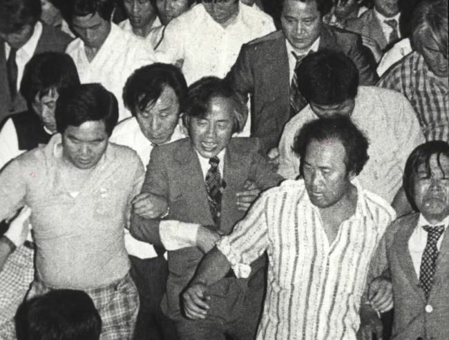 Kim Young-sam is being forced out of the building of the New Democratic Party in August 1979, after he allowed around 180 female workers at the Y.H. Trading Company to use the headquarters for their demonstration against their company’s shutdown by the company owner and then-government. Police raided the office injuring tens of workers and lawmakers. One worker died in the process. The incident, followed up by a court order to suspend Kim’s party chairmanship, later led to mass rallies in Busan and Masan and later the assassination of then-President Park Chung-hee.   Yonhap