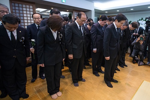 Cabinet members of the Park Geun-hye administration pay tribute to late President Kim Young-sam at a funeral hall set up at the Seoul National University Hospital in Seoul, Sunday. Yonhap