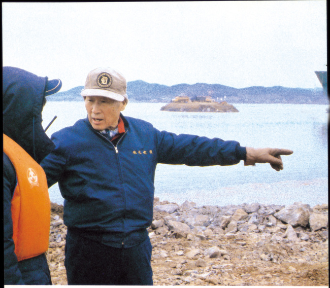 서산 간척사업 현장에서 공사를 진두지휘하고 있는 아산(1984년 2월). 바다를 메워 국토의 서쪽 지도를 바꾼 대공사였다.
서산 간척사업 현장에서 공사를 진두지휘하고 있는 아산(1984년 2월). 바다를 메워 국토의 서쪽 지도를 바꾼 대공사였다.