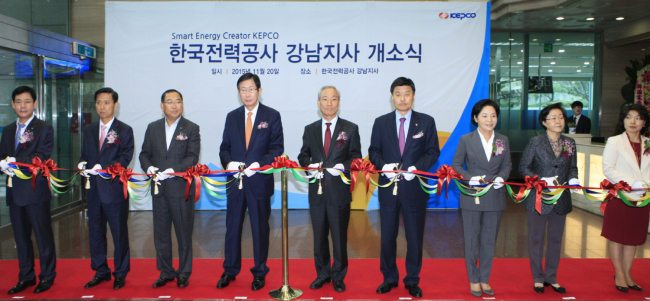 한전, 강남지사 개소식 (서울=연합뉴스) 20일 서울 강남구 캠코양재타워에서 열린 한국전력 강남지사 개소식에서 이탄 한전 남서울지역본부 지부위원장(왼쪽 부터), 박진홍 한전 남서울지역본부장, 신동진 전국전력노조위원장, 조환익 한전 사장, 김종훈 국회의원, 심윤조 국회의원, 류지영 국회의원, 신연희 강남구청장, 김명옥 강남구의회의장이 테이프 커팅하고 있다. 2015.11.22 <<한국전력 제공>> zjin@yna.co.kr (끝)
한전, 강남지사 개소식 (서울=연합뉴스) 20일 서울 강남구 캠코양재타워에서 열린 한국전력 강남지사 개소식에서 이탄 한전 남서울지역본부 지부위원장(왼쪽 부터), 박진홍 한전 남서울지역본부장, 신동진 전국전력노조위원장, 조환익 한전 사장, 김종훈 국회의원, 심윤조 국회의원, 류지영 국회의원, 신연희 강남구청장, 김명옥 강남구의회의장이 테이프 커팅하고 있다. 2015.11.22 <<한국전력 제공>> zjin@yna.co.kr (끝)