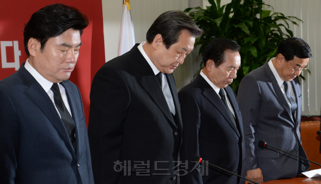 김무성 새누리당 대표를 비롯한 당 지도부가 23일 국회에서 열린 최고위원회의에서 김염삼 전 대통령의 서거를 애도하며 묵념을 올리고 있다.박해묵 기자/mook@heraldcorp.com