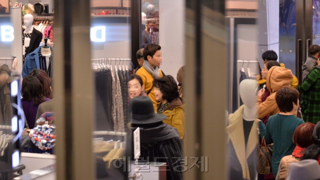 이르면 내년 4월 서울 동대문 지역에 신규 면세점이 들어설 예정인 가운데, 지난 19일 면세
점 입지로 선정된 두산타워의 여성의류 매장에서 중국인 관광객들이 진열된 상품을 둘러보
고 있다. 이상섭 기자/babtong@heraldcorp.com