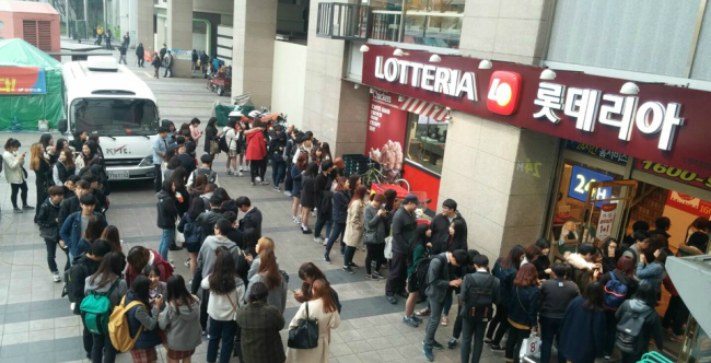‘모짜렐라 인 더 버거’가 출시된 지난 10일 롯데리아 수원
역광장점에서 이뤄진 무료 증정 이벤트에 참여하기 위해
고객들이 줄을 서서 기다리고 있다
