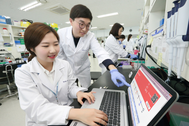 Lab Genomics researchers test NobleGuard at a lab in Pangyo, Gyeonggi Province.   KT
Lab Genomics researchers test NobleGuard at a lab in Pangyo, Gyeonggi Province.   KT
