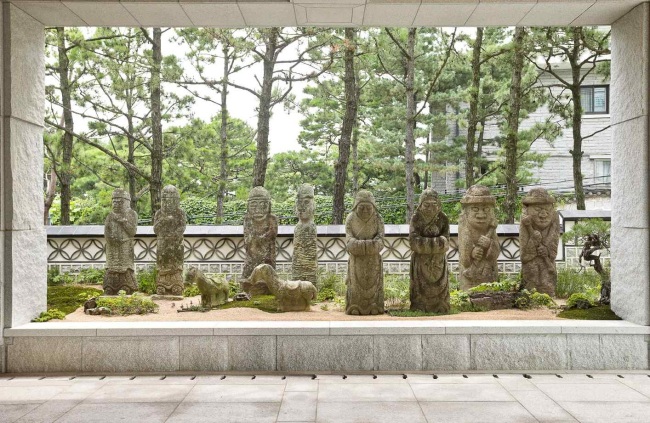 Janggunseok, stone statues of military officers that served as tomb guardians (Korean Stone Art Museum)