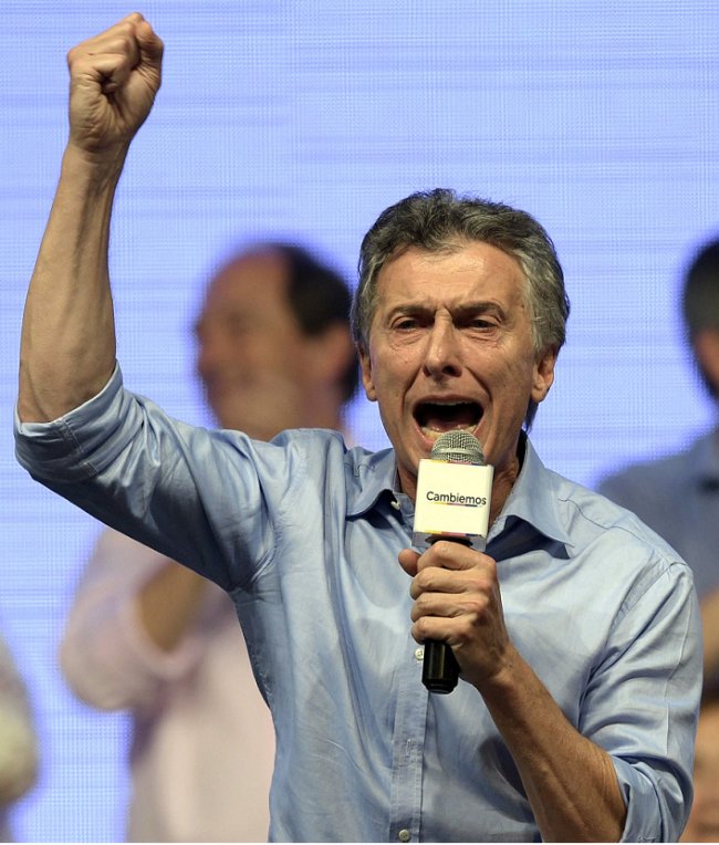 Mauricio Macri, presidential candidate of the Cambiemos (Let’s Change) coalition, delivers a speech at the party headquarters in Buenos Aires on Sunday, after hearing early results of the presidential run-off election in Argentina. (AFP-Yonhap)