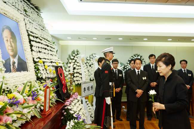 박근혜 대통령이 23일 오후 고(故) 김영삼 전 대통령의 빈소를 찾아 헌화하고 있다. [사진=청와대]