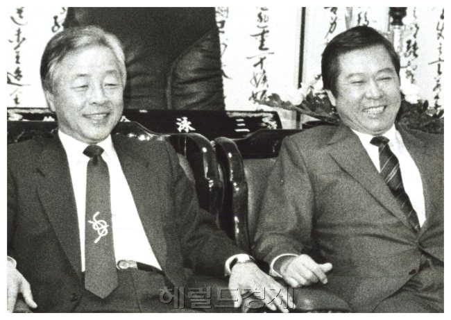 고(故) 김영삼, 김대중 전 대통령이 대통령 후보 단일화 논의 과정에서 호탕하게 웃는 모습 [사진=헤럴드 DB]
