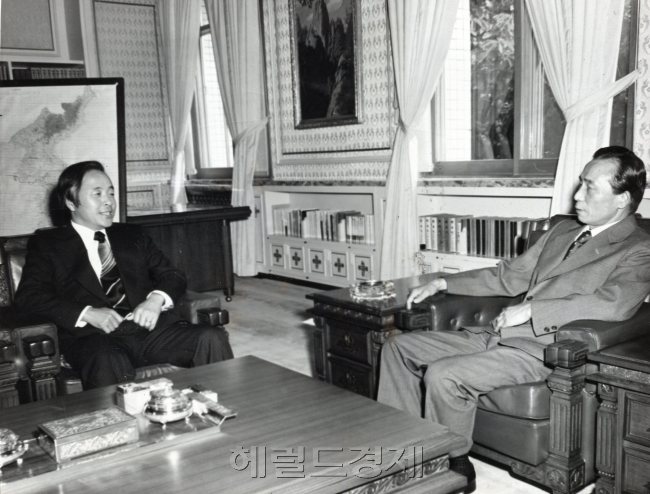 김영삼 전 대통령과 박정희 전 대통령의 생전 모습 [사진=헤럴드 DB]
김영삼 전 대통령과 박정희 전 대통령의 생전 대화를 나누고 있는 모습.  [헤럴드 DB]