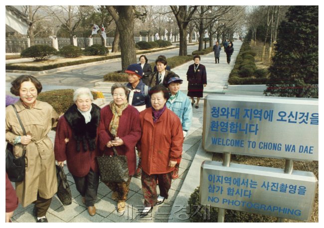 김영삼 전 대통령이 취임식 당일 인왕산과 함께 청와대 앞길을 개방한 이후 시민들이 청와대를 배경으로 사진을 찍는 모습. 안훈 기자 rosedale@heraldcorp.com
김영삼 전 대통령이 취임식 당일 인왕산과 함께 청와대 앞길을 개방한 이후 시민들이 청와대를 배경으로 사진을 찍는 모습.
안훈 기자 rosedale@heraldcorp.com