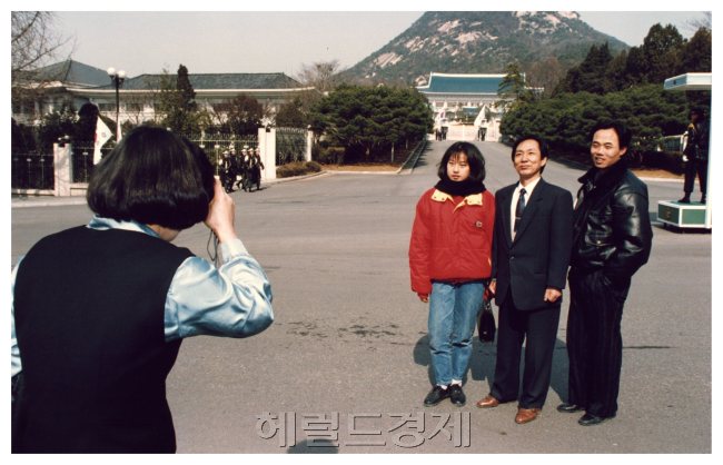 김영삼 전 대통령이 취임식 당일 인왕산과 함께 청와대 앞길을 개방한 이후 시민들이 청와대를 배경으로 사진을 찍는 모습. 안훈 기자 rosedale@heraldcorp.com